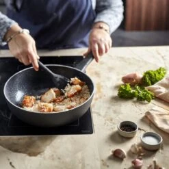 Demeyere Alu Classico 3 Wokpan – Inductie – Ceraforce Keramische Antikleeflaag – 28 Cm – PTFE En PFAS Vrij -Greenpan Winkel 1200x1200 504