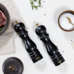 Deleca Luxe Peper En Zoutmolen Set - Met Geschenkdoos - Zout / Pepermolen - Rubberhout - Zwart & Goud -Greenpan Winkel 1200x1200 618