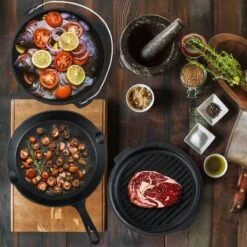 Dutch Mountains Gietijzeren Pannenset 7-delig - Dutch Oven – Braadpan - Grillpan - Hapjespan - Kookset In Houten Transportkist - Deksellifter - Brander -Greenpan Winkel 1200x1200 733