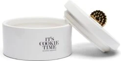 Riviera Maison Voorraadpot Met Deksel, Koekjestrommel - It's Cookie Time Storage Jar - Wit - Porselein -Greenpan Winkel 1200x609 3