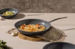 Swiss Pro+ - Koekenpannenset - 3 Delig - Keramisch - Inductie - Milieuvriendelijk - PFAS - PFOA Vrij - Sapphire Green 8 Swiss Pro+ - Koekenpannenset - 3 Delig - Keramisch - Inductie - Milieuvriendelijk - PFAS - PFOA Vrij - Sapphire Green -Greenpan Winkel 1200x799 1