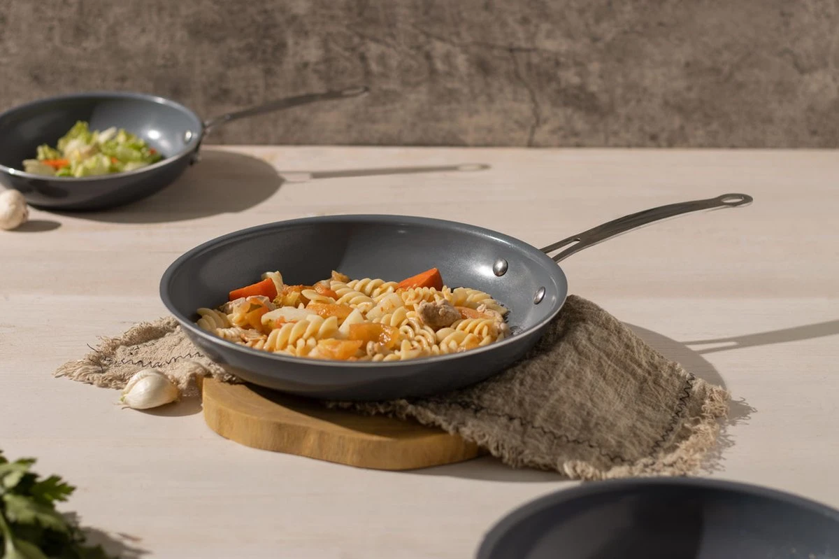 Swiss Pro+ - Koekenpannenset - 3 delig - Keramisch - Inductie - Milieuvriendelijk - PFAS - PFOA Vrij - Sapphire Green Swiss Pro+ - Koekenpannenset - 3 Delig - Keramisch - Inductie - Milieuvriendelijk - PFAS - PFOA Vrij - Sapphire Green -Greenpan Winkel 1200x799 1