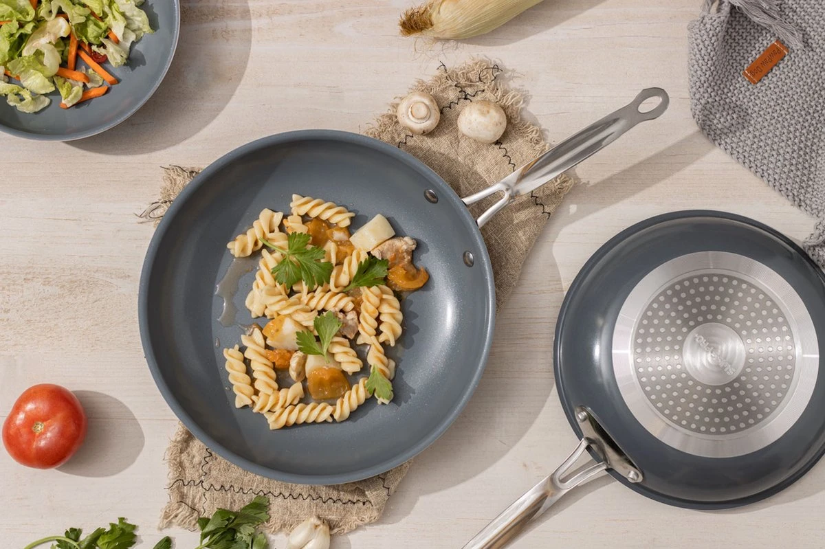 Swiss Pro+ - Koekenpannenset - 3 delig - Keramisch - Inductie - Milieuvriendelijk - PFAS - PFOA Vrij - Sapphire Green Swiss Pro+ - Koekenpannenset - 3 Delig - Keramisch - Inductie - Milieuvriendelijk - PFAS - PFOA Vrij - Sapphire Green -Greenpan Winkel 1200x799 2