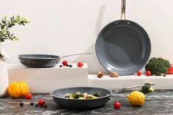 Swiss Pro+ - Koekenpannenset - 3 Delig - Keramisch - Inductie - Milieuvriendelijk - PFAS - PFOA Vrij - Sapphire Green 7 Swiss Pro+ - Koekenpannenset - 3 Delig - Keramisch - Inductie - Milieuvriendelijk - PFAS - PFOA Vrij - Sapphire Green -Greenpan Winkel 1200x799