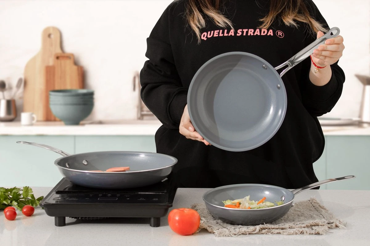 Swiss Pro+ - Koekenpannenset - 3 delig - Keramisch - Inductie - Milieuvriendelijk - PFAS - PFOA Vrij - Sapphire Green Swiss Pro+ - Koekenpannenset - 3 Delig - Keramisch - Inductie - Milieuvriendelijk - PFAS - PFOA Vrij - Sapphire Green -Greenpan Winkel 1200x799 4