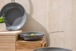 Swiss Pro+ - Koekenpannenset - 3 Delig - Keramisch - Inductie - Milieuvriendelijk - PFAS - PFOA Vrij - Sapphire Green 14 Swiss Pro+ - Koekenpannenset - 3 Delig - Keramisch - Inductie - Milieuvriendelijk - PFAS - PFOA Vrij - Sapphire Green -Greenpan Winkel 1200x799 5