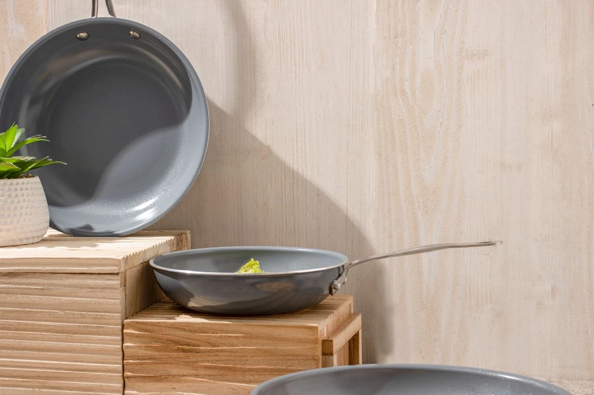 Swiss Pro+ - Koekenpannenset - 3 delig - Keramisch - Inductie - Milieuvriendelijk - PFAS - PFOA Vrij - Sapphire Green Swiss Pro+ - Koekenpannenset - 3 Delig - Keramisch - Inductie - Milieuvriendelijk - PFAS - PFOA Vrij - Sapphire Green -Greenpan Winkel 1200x799 5