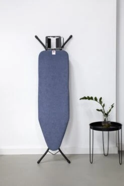 Brabantia Strijkplank B - Met Strijkijzerhouder - 124x38 Cm - Denim Blue -Greenpan Winkel 799x1200 5
