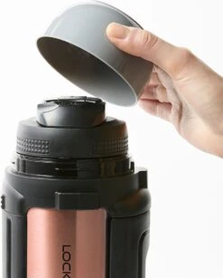 Lock&Lock Thermoskan - Isoleerkan - Thee En Koffie - Lekvrij - 1,5 Liter - RVS - Inklapbaar Handvat - Koper Roze -Greenpan Winkel 967x1200